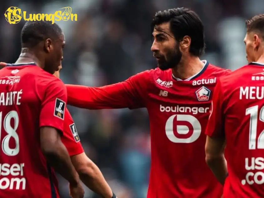 Khoảng cách giữa Lille và Angers lúc này đang là 7 điểm Khoảng cách giữa Lille và Angers lúc này đang là 7 điểm